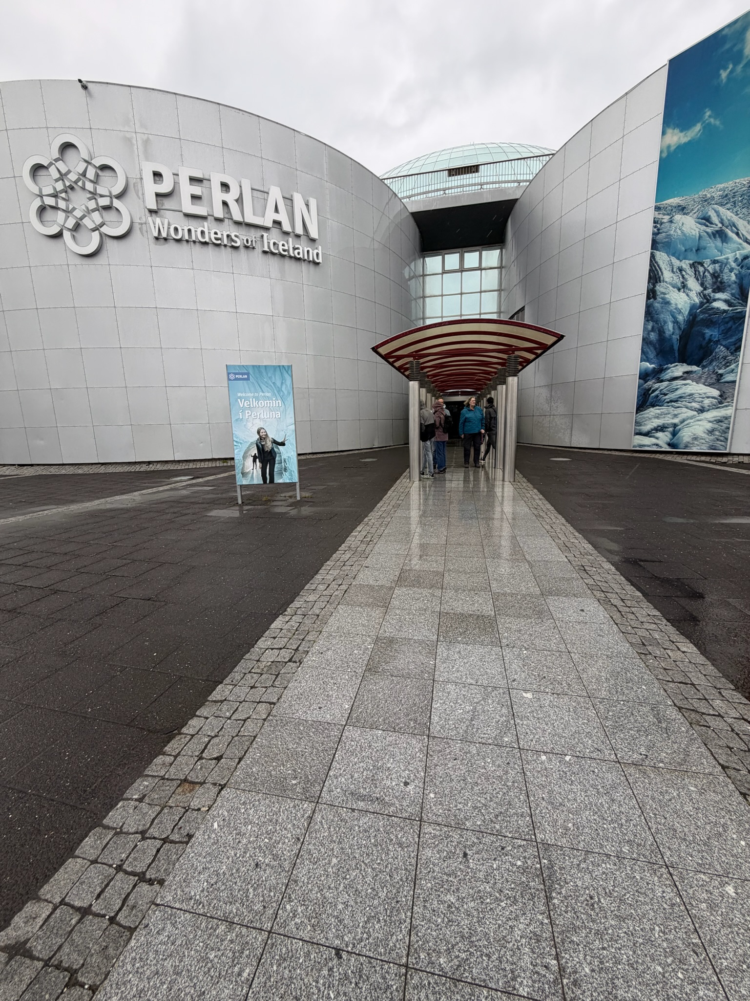 Das Perlan Museum von außen - ein ziemlicher Hingucker.