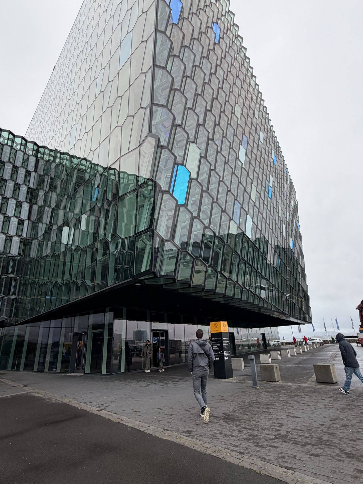 Das "Harpa" - moderne Konzerthalle aus unfassbar viel Glas...